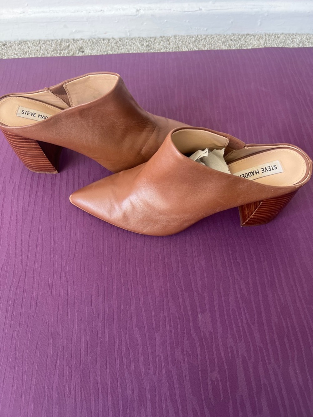 Steve Madden Tan Leather Pointed-Toe Mule Clogs - Picture 9 of 9